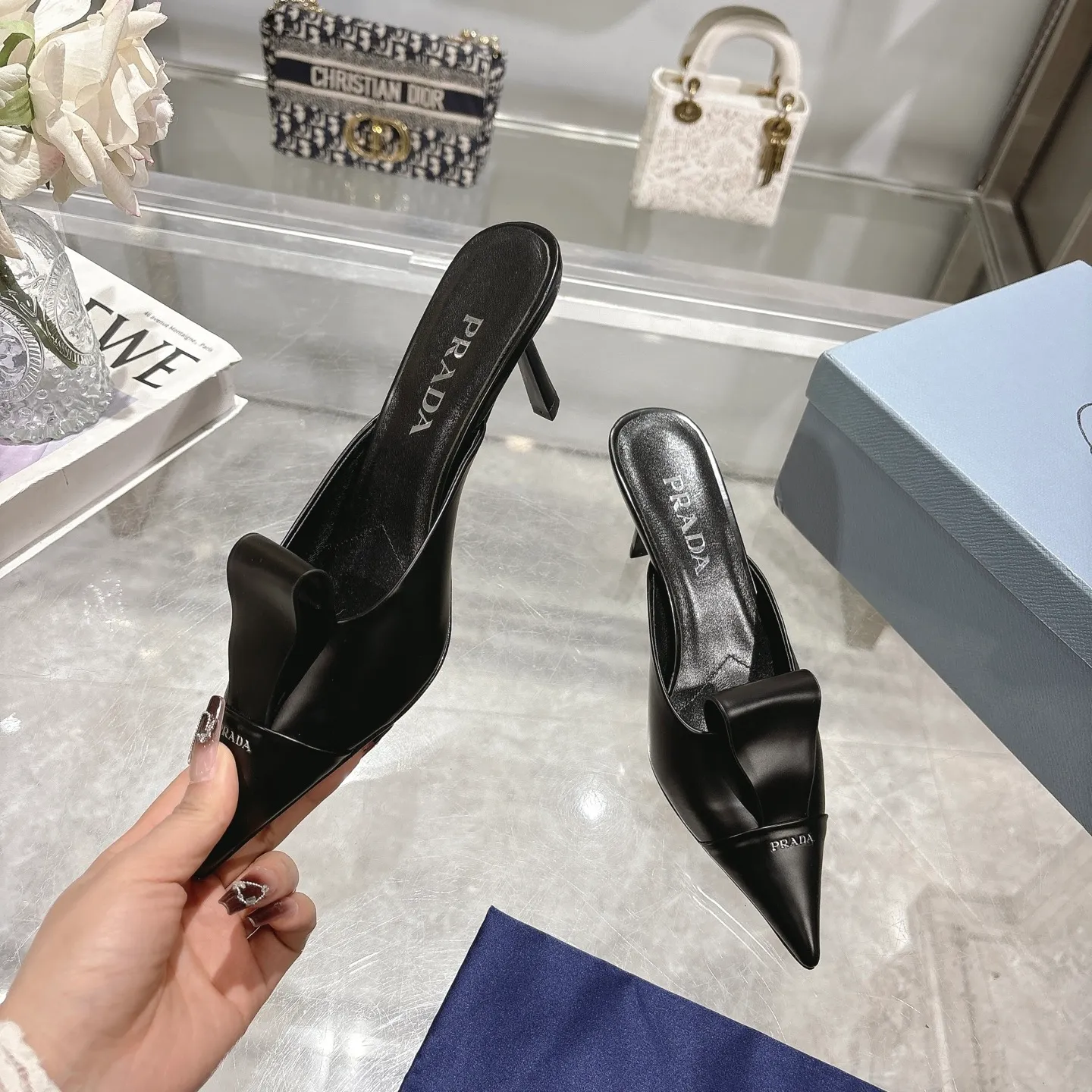 👟👟Ex-factory price 540👟👟 High version ex-factory PRADA* Prada 25ss spring and summer new Mary Jane pointed-toe high-heeled shoes fashion shoes. Purchased from the original version and developed 1:1, perfect details, comfortable on the feet, can be matched with beautiful spring and summer clothes, exquisite and durable 🤩 ✔Upper: original open-edge beaded cowhide ✔Inner: sheepskin ✔Outsole: Italian genuine leather outsole ✔Heel height: 5.5cm, 7.5cm ✔Number of yards: 35-40 (41 customized, non-refundable) ✔Packaging: Original full set of packaging